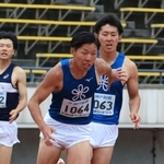 一般男子４００メートルリレー決勝　近大の３走西尾晃太（右）からバトンを受け取るアンカー竹内涼城＝ユニバー記念競技場（撮影・吉田敦史）