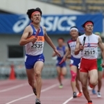 高校男子１６００メートルリレー決勝　猛烈な追い上げで逆転優勝した姫路のアンカー高見陸亜（左）＝ユニバー記念競技場（撮影・小林良多）