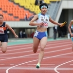 中学女子４００メートルリレー決勝　優勝した陵南のアンカー平野美紀（中央）＝ユニバー記念競技場（撮影・小林良多）