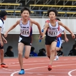 小学男子４００メートルリレー決勝　但馬ＡＣの３走川見光（右）からバトンを受け取るアンカー南光海翔＝ユニバー記念競技場（撮影・吉田敦史）
