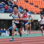 小学男子４００メートルリレー決勝　１位でゴールした但馬ＡＣのアンカー南光海翔＝ユニバー記念競技場（撮影・小林良多）