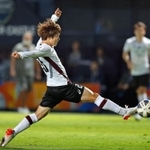 チェンライ戦の前半、攻め込む神戸・井上＝ブリラム（共同）