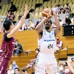 越谷-西宮　第２クオーター、シュートする西宮のハインズ（２４）
