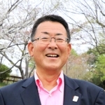 バスケットボール指導者として神戸科技高などを２０度全国大会に導いた加藤明広さん＝神戸市内