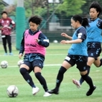 大一番に向け、練習に熱が入る田中（11）らＩＮＡＣ神戸の選手たち＝26日、神戸市東灘区、神戸レディースフットボールセンター