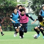 大一番に向け、練習に熱が入る高瀬（３）らＩＮＡＣ神戸の選手たち＝26日、神戸市東灘区、神戸レディースフットボールセンター