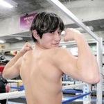 競泳選手並みの筋肉をまとうプロボクサー大城星亜。６人きょうだいの２番目は西日本新人王を目指す＝神戸市垂水区のＳＵＮ-ＲＩＳＥジム