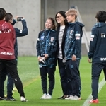 試合終了後、澤穂希さん（右から３人目）がサプライズで登場しＩＮＡＣ神戸の選手たちと記念撮影する（撮影・秋山亮太）