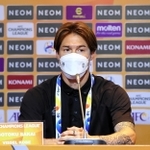 前日会見で最終戦への意気込みを語る神戸のＤＦ酒井＝ブリラムⓒＶＩＳＳＥＬ　ＫＯＢＥ