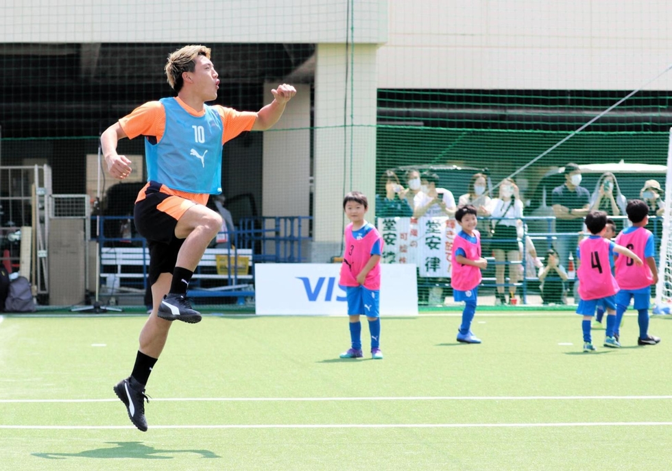 神戸新聞next スポーツ サッカー堂安 故郷尼崎のスクール生と交流 ピュアな心ってすごい 小学生の姿に刺激