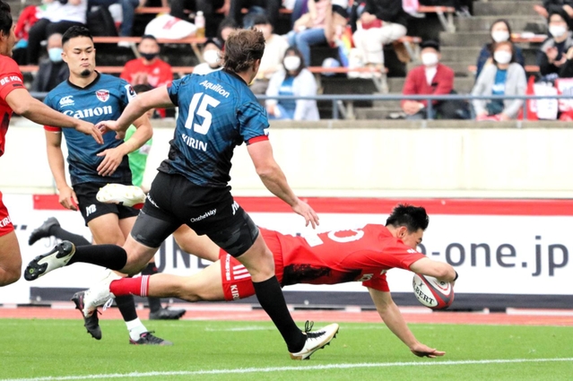 神戸-横浜　前半、先制トライを決める神戸のＳＯ李承信