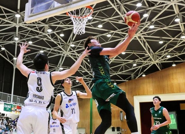 西宮-香川　第４クオーター、シュートを決める西宮の中西（Ｃ）B.LEAGUE
