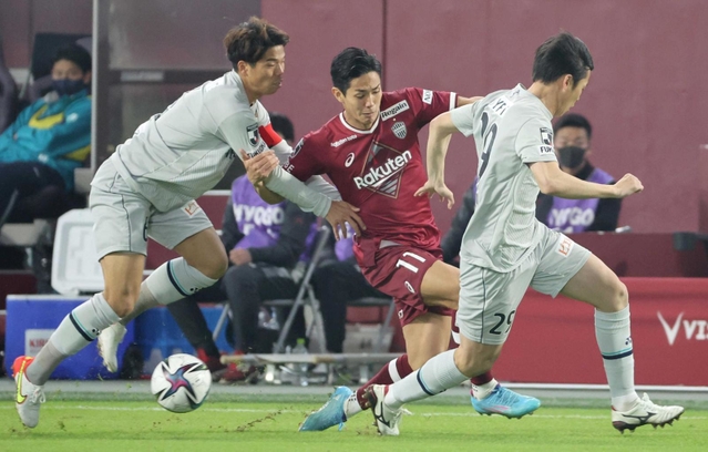 ２月２６日のアビスパ福岡戦でプレーするヴィッセル神戸の武藤嘉紀＝ノエビアスタジアム神戸