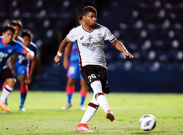 傑志戦の前半、先制のＰＫを決める神戸・リンコン＝ブリラム（共同）