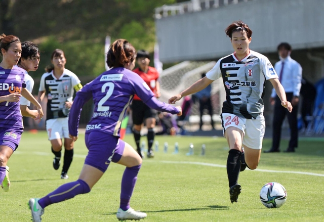 広島-ＩＮＡＣ神戸　前半、敵陣に攻め入るＭＦ水野蕗奈（２４）＝４日、広島広域公園第一球技場（撮影・長嶺麻子）