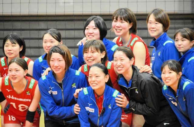 全日本男女選抜大会限りで引退した久光の元日本代表野本梨佳（中央）＝３日、大阪市の丸善インテックアリーナ大阪