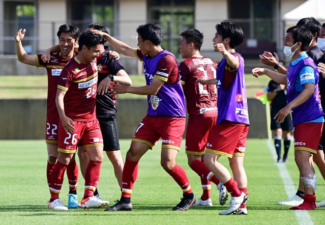 チェント・クオーレ・ハリマ-ＦＣＡＷＪ　前半、チェント・クオーレ・ハリマのＭＦ上村岬（２６）のゴールで２-０とし、チームメートから祝福を受ける＝洲本市、アスパ五色