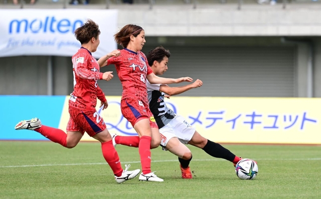ノジマ相模原-ＩＮＡＣ神戸　前半、ＩＮＡＣ神戸の田中美南（右）が先制点を決め、１-０とする＝神奈川県相模原市、相模原ギオンスタジアム（撮影・中西幸大）