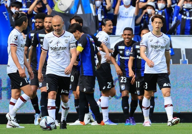 Ｇ大阪－神戸　後半、先制点を奪われ、がっくり肩を落とす神戸のイニエスタ（手前左から２人目）ら＝８日、パナソニックスタジアム吹田（撮影・鈴木雅之）