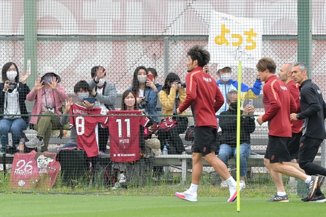 神戸のイニエスタ（右から２人目）らを応援するサポーター＝いぶきの森球技場（撮影・高部洋祐）