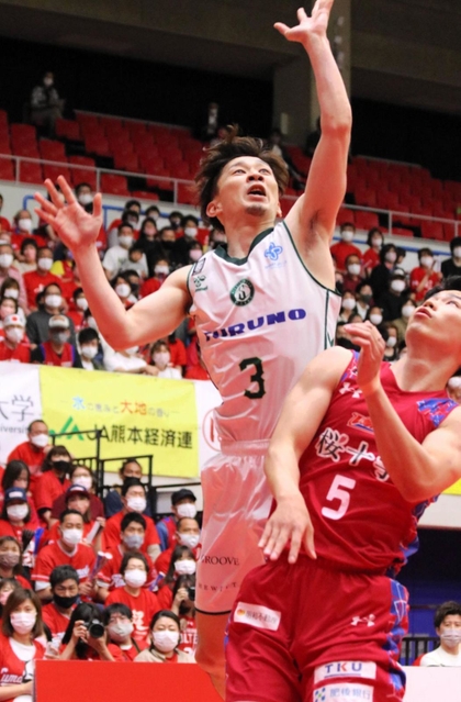 熊本-西宮　前半、シュートを放つ西宮の松崎（３）