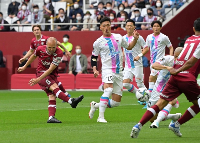 神戸-鳥栖　前半、先制ゴールを決める神戸のイニエスタ（左）＝ノエビアスタジアム神戸（撮影・秋山亮太）