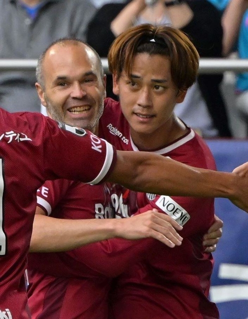 神戸-鳥栖　前半、チーム２点目のゴールを決め、イニエスタらと喜び合う神戸の汰木康也（右）＝ノエビアスタジアム神戸（撮影・秋山亮太）