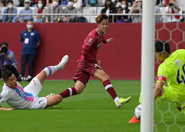 神戸-鳥栖　前半、武藤、イニエスタとつないだボールをゴールに流し込む神戸の汰木康也＝ノエビアスタジアム神戸（撮影・秋山亮太）