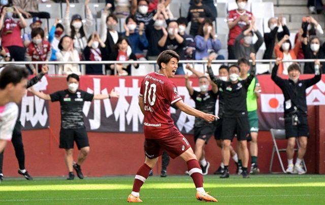 神戸-鳥栖　後半、チーム４点目のゴールを決め喜ぶ神戸の大迫勇也（中央）＝ノエビアスタジアム神戸（撮影・秋山亮太）