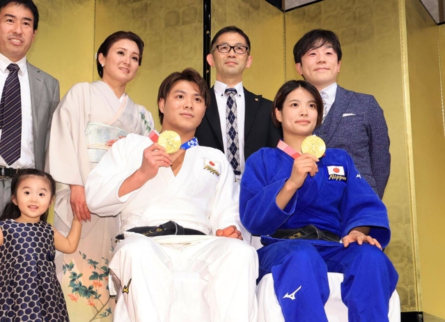 参加者と記念写真に納まる阿部一二三選手（前列中央）と阿部詩選手（同右）＝１５日午後、神戸市中央区、神戸ポートピアホテル（撮影・鈴木雅之）