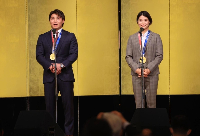 祝勝会で抱負を述べる阿部一二三選手（左）と阿部詩選手＝１５日午後、神戸市中央区、神戸ポートピアホテル（撮影・鈴木雅之）