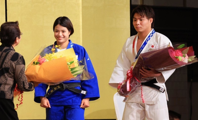 花束を受け取る阿部一二三（右）と阿部詩（中央）＝神戸ポートピアホテル（撮影・鈴木雅之）