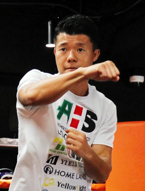 リングで軽快な動きを披露する亀田和毅＝西宮市のＴＲＹＢＯＸ平成西山ジム