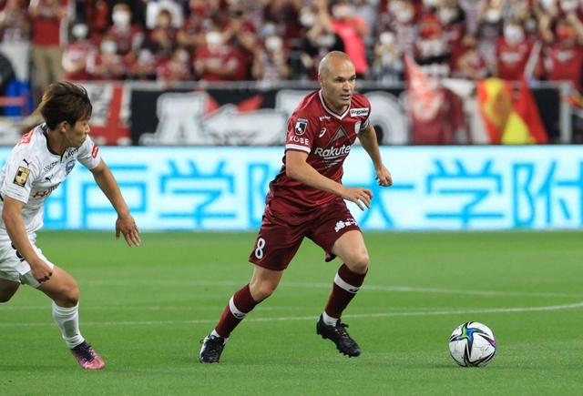 神戸-川崎　前半、ドリブルする神戸のイニエスタ＝ノエビアスタジアム神戸（撮影・吉田敦史）