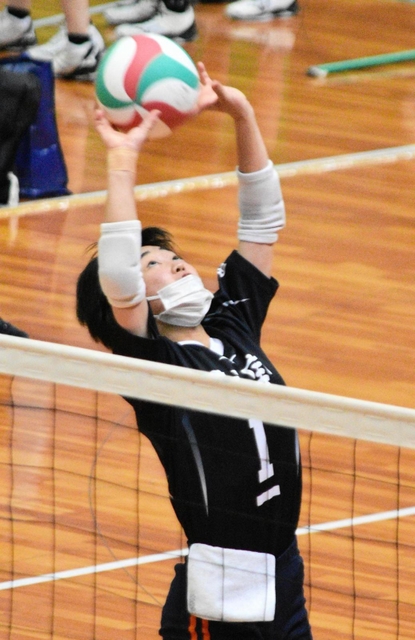 全日本高校選手権２連覇中の就実高で主将として奮闘する岩本沙希＝１日、大阪市の丸善インテックアリーナ大阪
