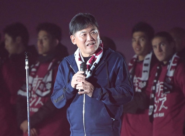 昨季のホーム最終戦後のセレモニーであいさつするヴィッセル神戸の三木谷浩史会長＝２０２１年１１月２７日、ノエビアスタジアム神戸