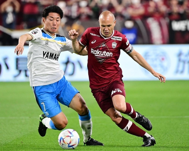 神戸-磐田　前半、神戸のイニエスタがドリブルで仕掛ける＝神戸市兵庫区、ノエビアスタジアム神戸（撮影・中西幸大）