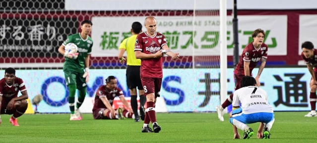 神戸-磐田　攻勢も実らず引き分けに終わり、悔しがる神戸のイニエスタ＝神戸市兵庫区、ノエビアスタジアム神戸（撮影・中西幸大）