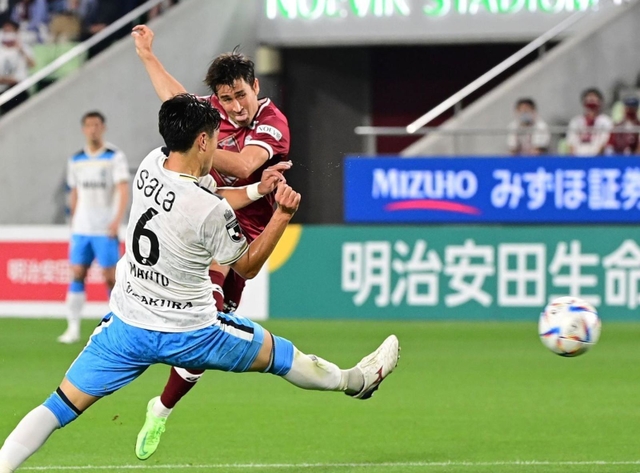 神戸-磐田　後半、神戸のボージャンがシュートを放つ＝神戸市兵庫区、ノエビアスタジアム神戸（撮影・中西幸大）