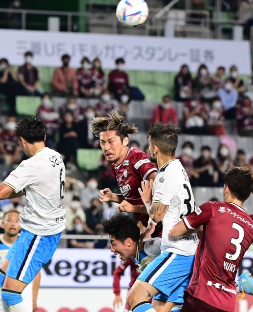 神戸-磐田　前半、セットプレーからゴールを狙う神戸の菊池（中央）＝神戸市兵庫区、ノエビアスタジアム神戸（撮影・中西幸大）