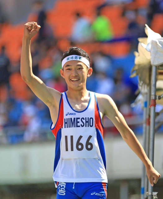 男子走り幅跳び決勝で７メートル７０を記録し、朝原宣治さんが持つ県高校記録を３２年ぶりに更新した姫路商の吉田正道＝ユニバー記念競技場（撮影・吉田敦史）