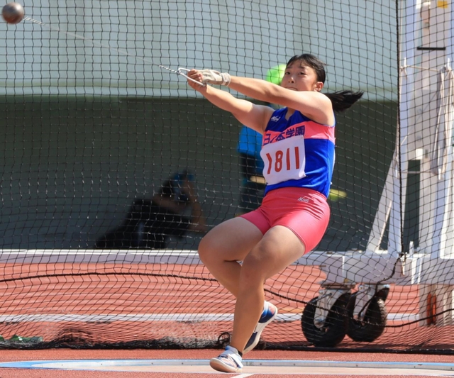 陸上女子ハンマー投げ決勝　５０メートル６２の大会新記録で優勝した日ノ本の押部唯愛＝ユニバー記念競技場（撮影・吉田敦史）