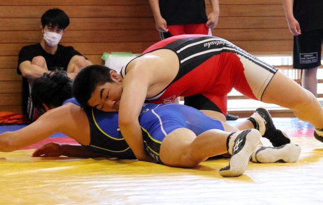 レスリング男子団体決勝・神戸高塚-猪名川　神戸高塚を２連覇に導いた１２５キロ級の春風（上）＝六甲アイランド高
