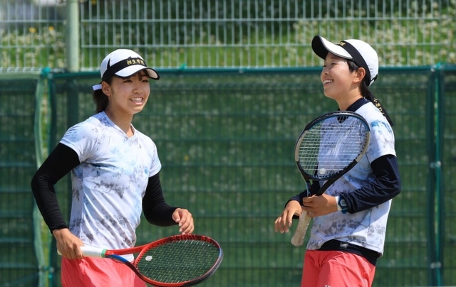 テニス女子団体決勝・相生学院-園田　息の合ったプレーで優勝に貢献した相生学院の小畑（右）と田島のペア＝神戸総合運動公園（撮影・吉田敦史）
