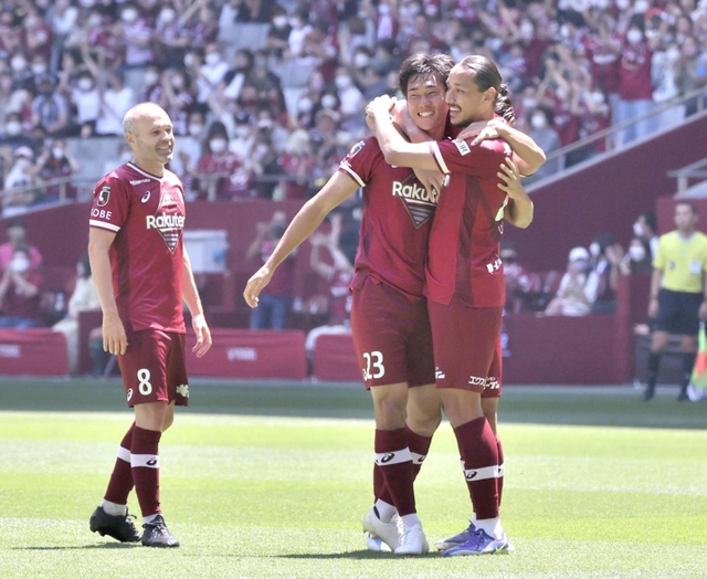 神戸－札幌　前半、先制点を決めた山川（中央）を祝福する神戸イレブン＝ノエビアスタジアム神戸（撮影・小林良多）