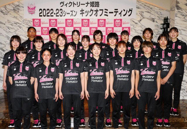 新体制発表会見に臨んだバレーボールＶ１女子姫路の選手たち。新加入の宮部藍梨（後列左端）らが意気込みを語った＝姫路市内