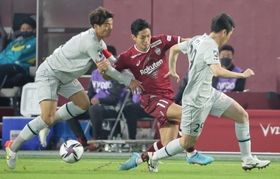 ２月２６日のアビスパ福岡戦でプレーするヴィッセル神戸の武藤嘉紀＝ノエビアスタジアム神戸