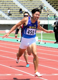 神戸新聞next スポーツ ライバルと激戦 竹内１００分の１秒差制す 男子高校生以上３００ 県郡市区対抗陸上