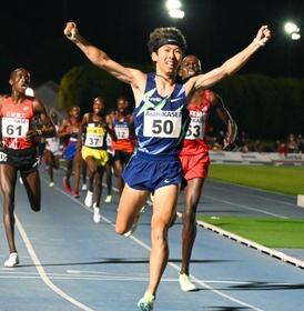 男子５０００メートル（タイムレース）　１３分１０秒６９の大会新記録で優勝した遠藤日向