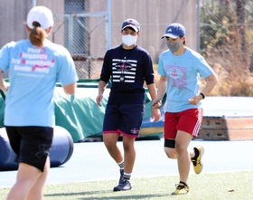 選手に寄り添う姿勢を大切にする神戸ファストジャイロの杉本七海Ｓ＆Ｃコーチ＝西宮市上ケ原八番町、関西学院第２フィールド